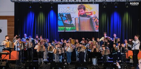 Veliki koncert Glasbene šole Rošer navdušil polno dvorano v Kotljah (15)